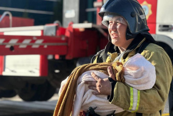 Пожар в элитной высотке Астаны: в МЧС поделились кадрами спасения трёхмесячного малыша