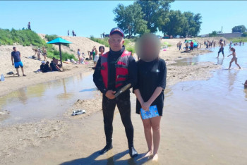 Едва не утонувшую 12-летнюю девочку спасли в Семее