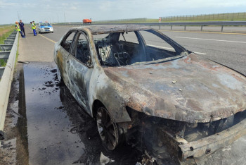 Автомобиль вспыхнул посреди республиканской трассы в Акмолинской области