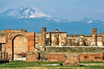 Фотография к новости: Вандализм в Помпеях: какое наказание грозит туристу из Казахстана