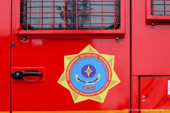 Пожар в двухэтажке тушат спасатели в Астане