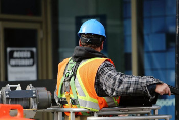 Сколько иностранцев работает в Казахстане