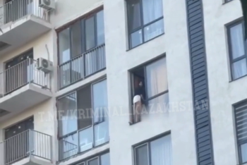 Девушка упала с многоэтажки и разбилась насмерть в Алматы