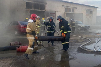 Взрыв при пожаре на СТО предотвратили в Таразе