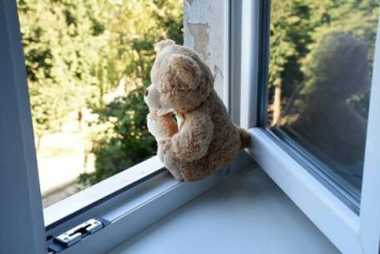 Фотография к новости: Двухлетний ребёнок выпал из окна и остался жив в Балхаше