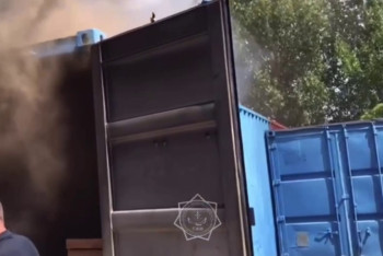 Металлические контейнеры загорелись на территории торгово-офисного центра в Астане