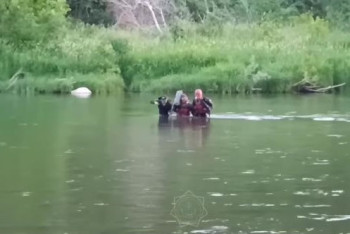 В ВКО мужчина забрался на скалу и не мог спуститься