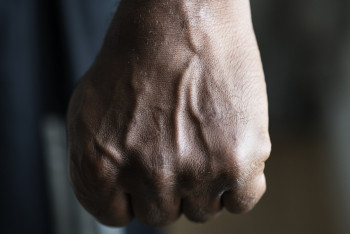 Мужчину избили за то, что он разбудил пассажира автобуса в пригороде Павлодара