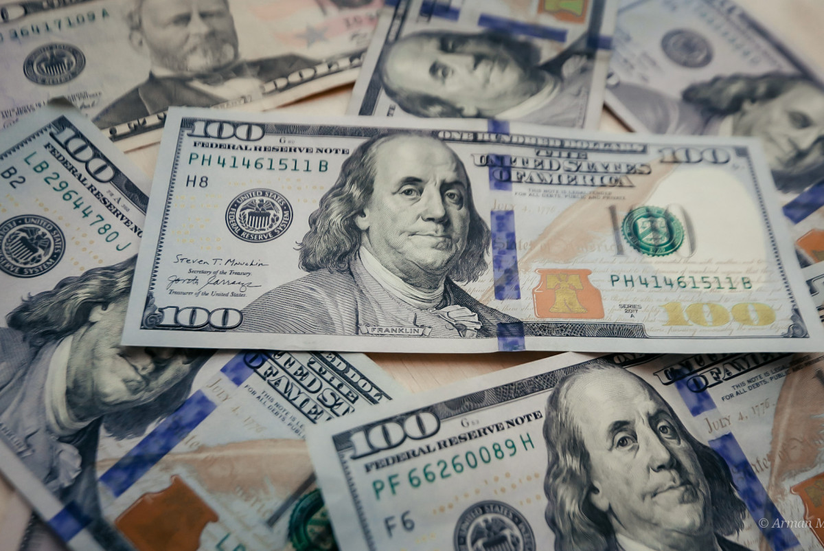 "Чистые" продажи долларов США выросли сразу на 42%