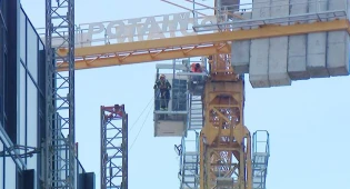 Крановщик скончался на высоте 32-го этажа в Москве