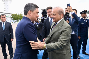 Премьер-министр Пакистана прибыл в Казахстан для участия в саммите ШОС