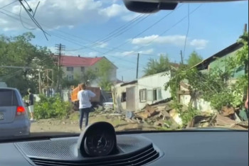 Фотография к новости: Грузовик снёс заборы нескольких частных домов в Алматы