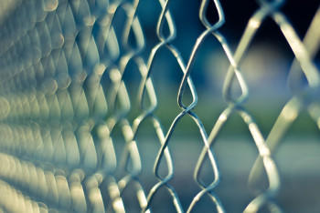 Фотография к новости: В суд из-за высоты забора подал на соседа житель Семея