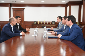 Фотография к новости: Аким сделал дорогостоящий подарок боксёру Камшыбеку Кункабаеву