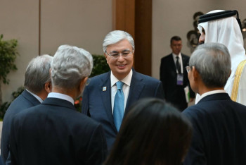 Фотография к новости: Улыбки, рукопожатия и Димаш: в Сети появились редкие кадры с саммита ШОС