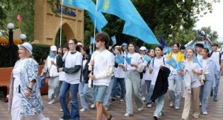 Красочный парад фестиваля &quot;Театральная Евразия&quot; прошел по Астане