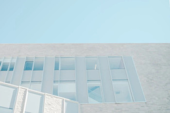 Ребёнок выпал из окна многоэтажки в Шымкенте