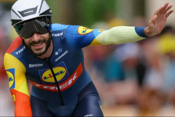 Фотография к новости: Французского велогонщика оштрафовали за поцелуй с женой