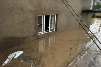 Склоновые стоки затопили дворы и дома в городе Жанатас Жамбылской области