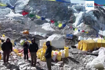 Тонны мусоры вывезли с Эвереста