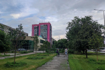 Фотография к новости: Облепили со всех сторон: жителей самого высокого здания в Семее лишили парковки и детской площадки