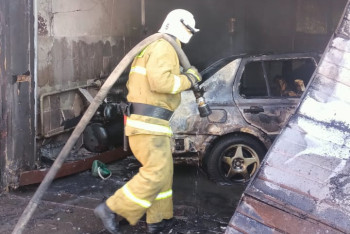 Фотография к новости: Машина сгорела на СТО в Щучинске