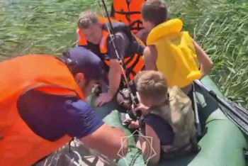 Фотография к новости: Мужчину и троих детей на лодке спасли в Акмолинской области