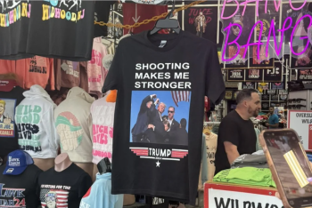 Фотография к новости: Футболки с изображением Трампа после покушения начали продавать в Сети