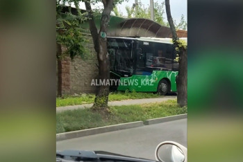 Грузовик врезался в автобус в Алматы