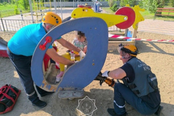 Фотография к новости: Помощь спасателей потребовалась девочке на качелях в Павлодаре