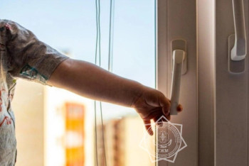 Трехлетний ребёнок выпал из окна четвертого этажа в Рудном