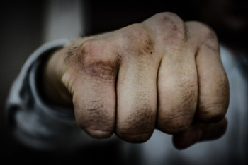 Фотография к новости: В Алматы мужчина избил детей в лифте