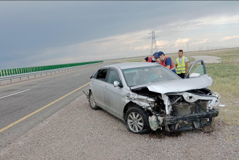Фотография к новости: Легковое авто врезалось в ограждение на трассе "Алматы-Екатеринбург"