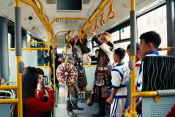 Беркутчи проехался на общественном транспорте по Астане