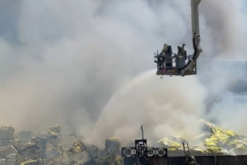 200 детей пришлось эвакуировать спасателям из-за пожара в промзоне Шымкента