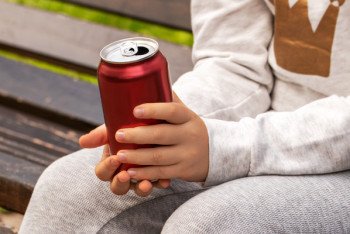 Ухудшает зрение и вызывает ринит: в газировке из Афганистана нашли вредный краситель