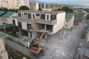 Фотография к новости: Незаконно построенный таунхаус сносят в Алматы