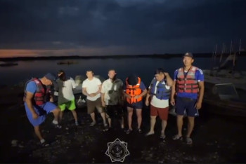 5 человек спасли сотрудники МЧС на озере Алаколь