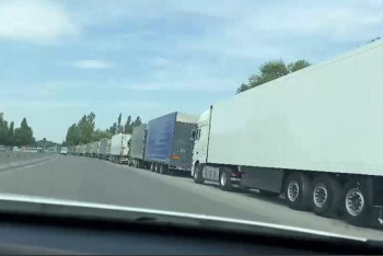 Фотография к новости: Более 50 фур скопилось на границе Казахстана с Кыргызстаном