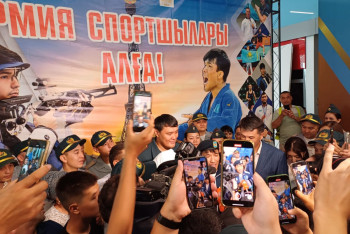 Фотография к новости: Как встречали Елдоса Сметова и Гусмана Кыргызбаева в аэропорту Алматы