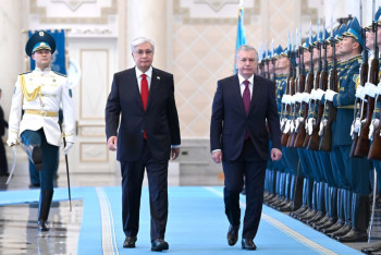 Фотография к новости: Касым-Жомарт Токаев встретил Шавката Мирзиёева в Акорде