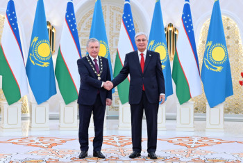 Фотография к новости: Токаев наградил Шавката Мирзиёева орденом "Алтын Қыран"