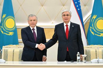 Фотография к новости: Президенты Казахстана и Узбекистана провели брифинг для представителей СМИ