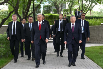 Фотография к новости: Касым-Жомарт Токаев и Шавкат Мирзиёев открыли памятник Алишеру Навои в Астане