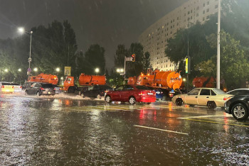 Фотография к новости: Спасатели откачивают дождевую воду с улиц Косшы