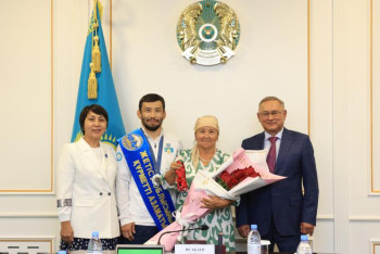 Фотография к новости: Матери борца Демеу Жадраева вручили ключи от нового дома в Жаркенте