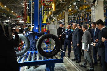 Фотография к новости: Президент посетил предприятие по производству шин в Сарани