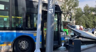 Троллейбус врезался в остановку в Алматы