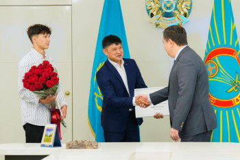 Фотография к новости: В Астане наградили мужчину, шагнувшего за ребёнком с балкона в горящее окно