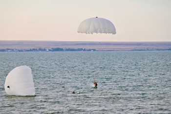 Фотография к новости: "Голубые береты" прыгнули с вертолёта в акваторию Капшагая